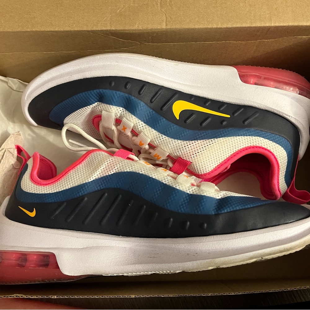 Women’s Nike air max axis size 7.5